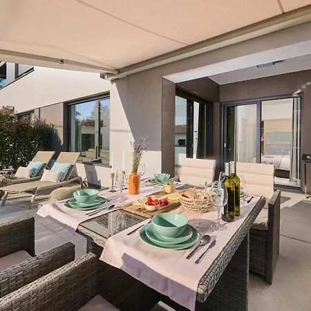 Apartment Brand New 1 Bedroom With Backyard Near The Beach!