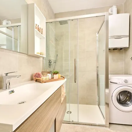 Brand New 1 Bedroom With Backyard Near The Beach! *
