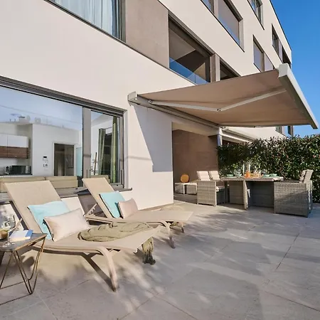 Brand New 1 Bedroom With Backyard Near The Beach! Apartment